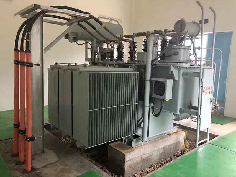 Comparáid claochladáin dáilte idir os cionn agus faoi bhun 800 kVa